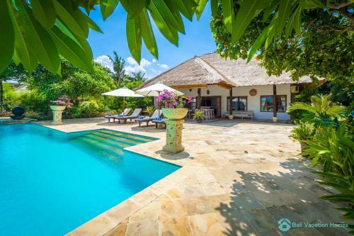 Villa Segara Murti - Stylish Beachfront Villa!