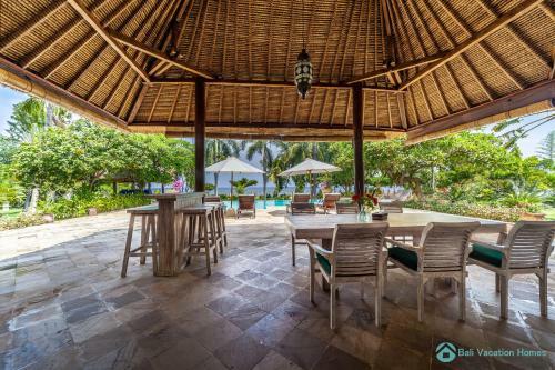 Villa Segara Murti - Stylish Beachfront Villa!