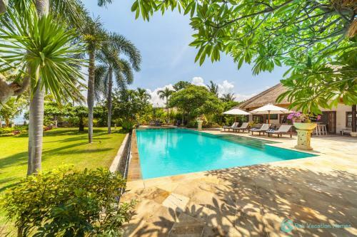 Villa Segara Murti - Stylish Beachfront Villa!
