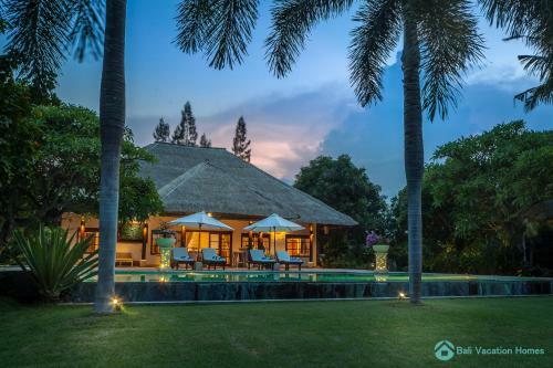 Villa Segara Murti - Stylish Beachfront Villa!