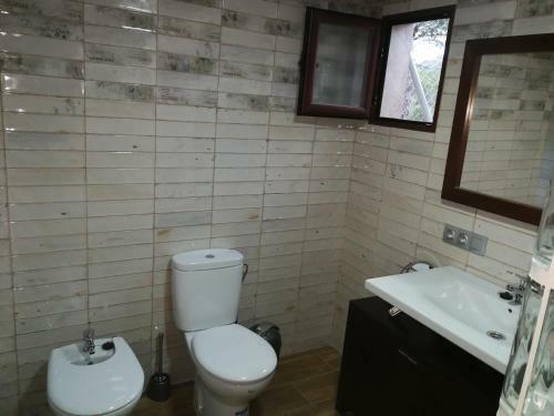 Caba�a De Madera Junto Al Lago Las Jaras