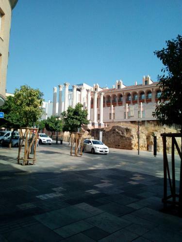 Hostal Vivienda Tur�stica Templo Romano