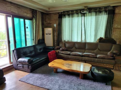 Shimtoong Family Home