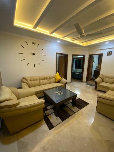 Stunning Hill View Apartment/ 2br/ Central City