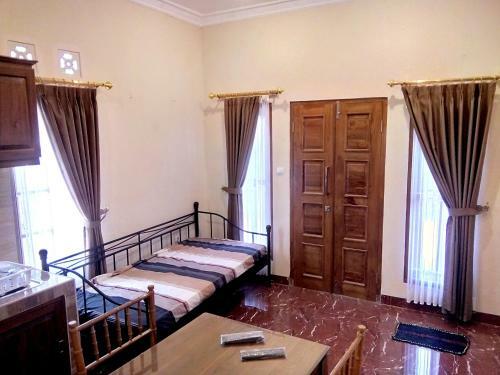 Hostal D'topadan Guest House