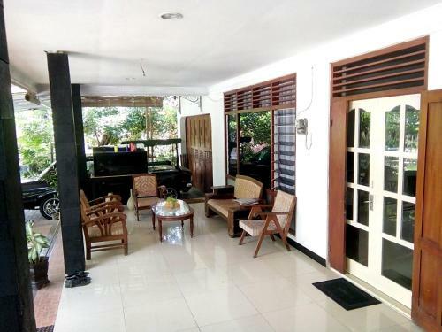 Hostal D'topadan Guest House