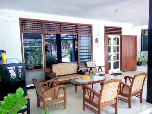 Hostal D'topadan Guest House