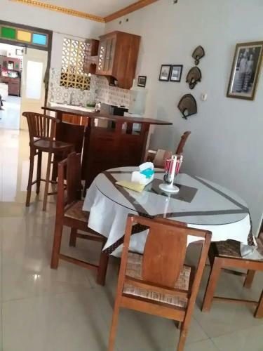 Hostal D'topadan Guest House