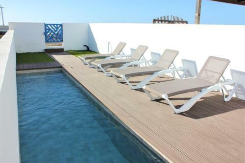 Blue Breeze House With Pool Facing Sea