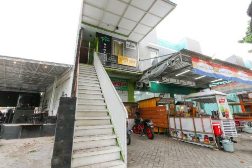 Hotel Spot On 2332 D'green Homestay