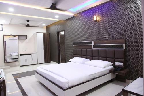 Hotel C M Plaza