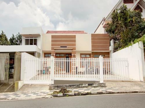 Hotel Oyo 90175 Tl Guest House