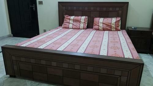 Apartamento Three Bedrooms Home Johar Town