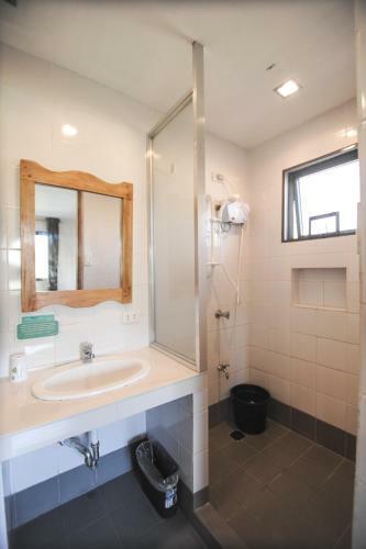 Hotel Pine Breeze Cottages