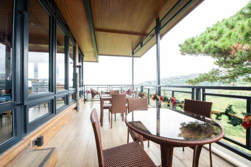 Hotel Vaccinated Staff - Oyo 492 Sunset View Ridge Residences