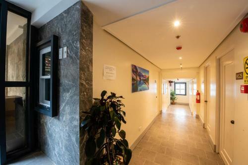 Hotel Vaccinated Staff - Oyo 492 Sunset View Ridge Residences