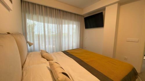 Modern Luxury 3-bed Apartment Front Beach Line