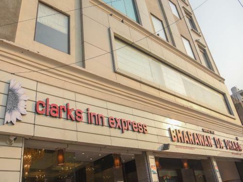 Hotel Bharawan Clarks Inn Express