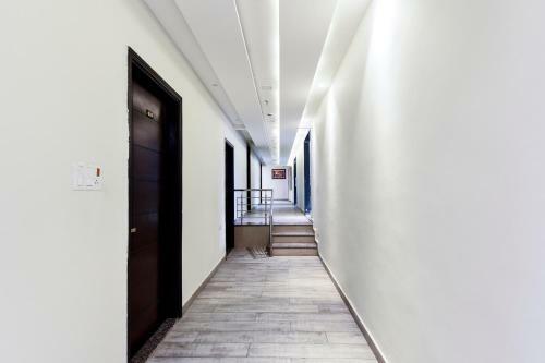 Capital O 60496 Hotel Avera