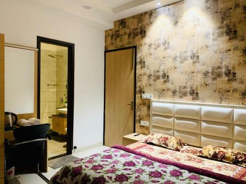 Hotel Holidayvilla & Suites