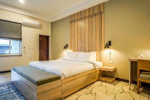 Hotel Roomy Crossroads