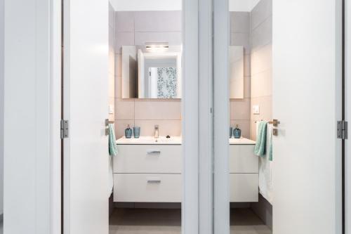 Home2book Bright Apartment El M�dano Beach