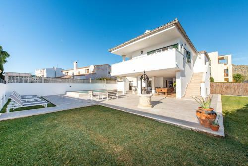 A Perfect Location Villa For Holidays With AC And Private Pool