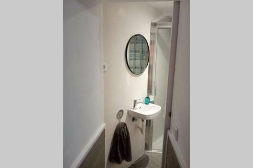 M2 Cool Apartment Next To Metro. 15m To Center