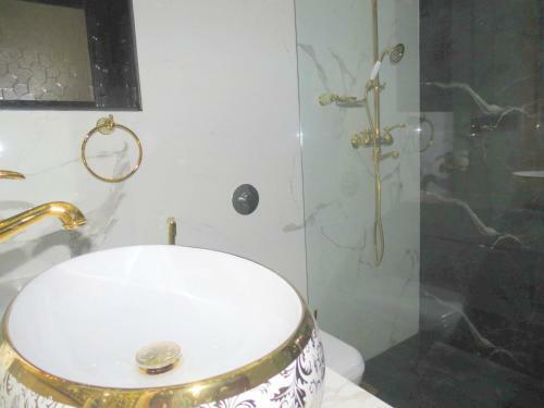 06) Spacious Luxurious Penthouse Apartment Sleeps 7 & Wifi