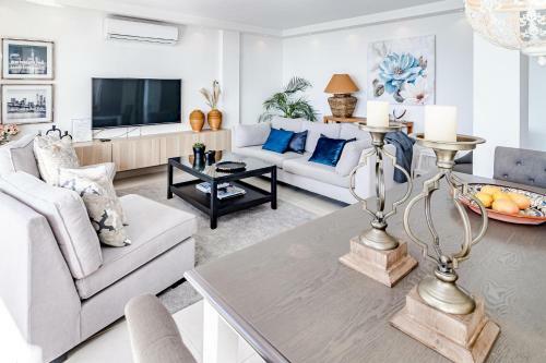 Cp - Modern Beachside Apartment In Estepona
