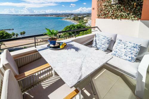 Cp - Modern Beachside Apartment In Estepona