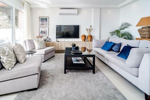 Cp - Modern Beachside Apartment In Estepona