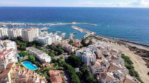 Cp - Modern Beachside Apartment In Estepona