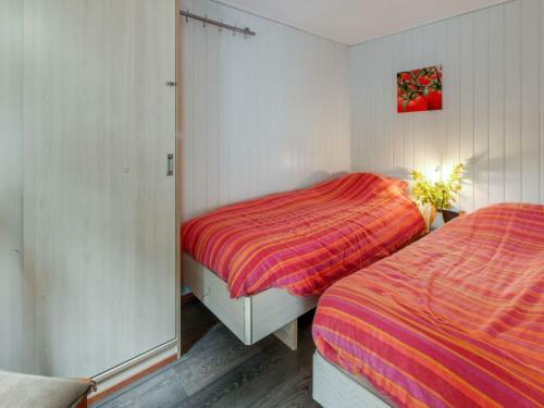 Beautiful Chalet With Swimming Pool In Stegeren