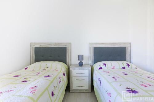 Estepona Sunsets - Modern 3-br Beachside Apartment