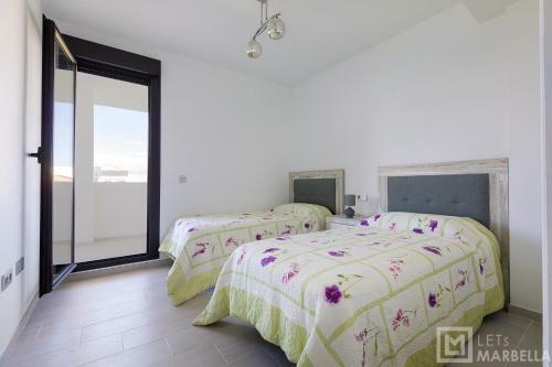 Estepona Sunsets - Modern 3-br Beachside Apartment