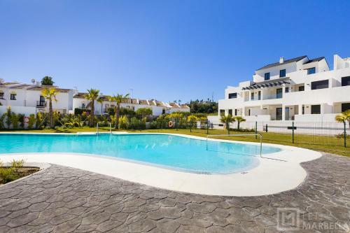 Estepona Sunsets - Modern 3-br Beachside Apartment