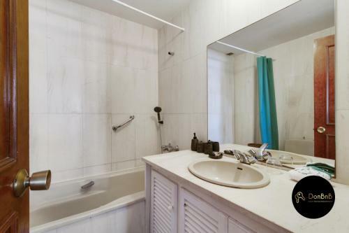Bonito Chalet En Estepona Con Piscina Y Playa