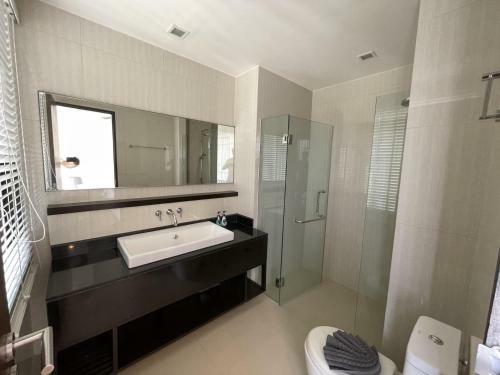 Townhouse At Laguna Park By Lofty