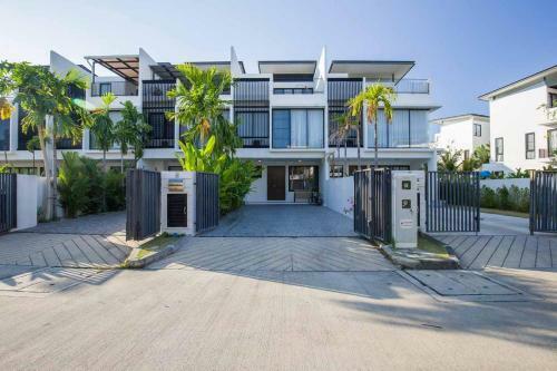 Townhouse At Laguna Park By Lofty