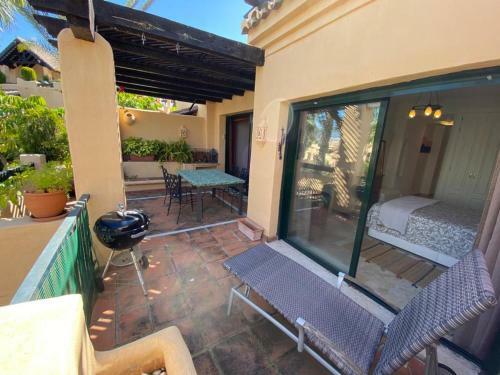 Amazing Holiday Apartment With Tropical Community Pool