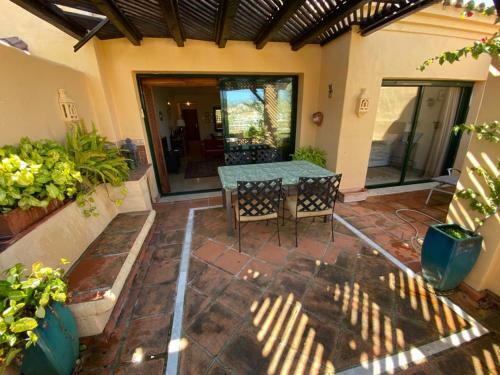Amazing Holiday Apartment With Tropical Community Pool