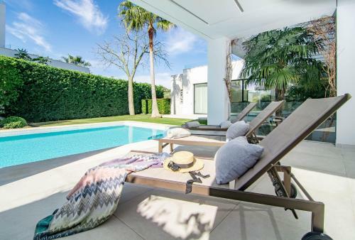 2021 Built Extravagant Villa In Luxurious Mirabella Hills