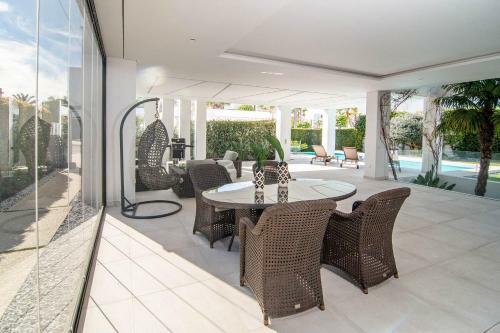 2021 Built Extravagant Villa In Luxurious Mirabella Hills