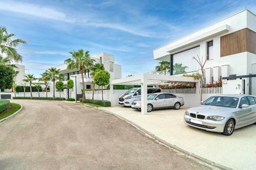 2021 Built Extravagant Villa In Luxurious Mirabella Hills
