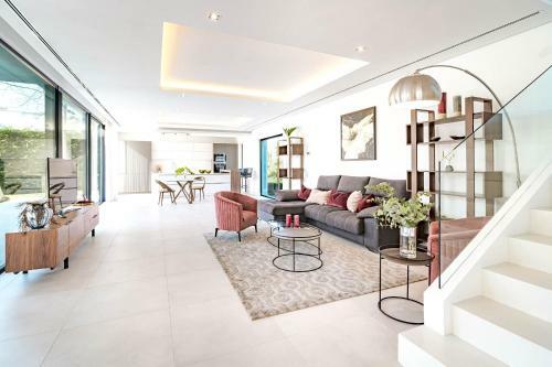2021 Built Extravagant Villa In Luxurious Mirabella Hills