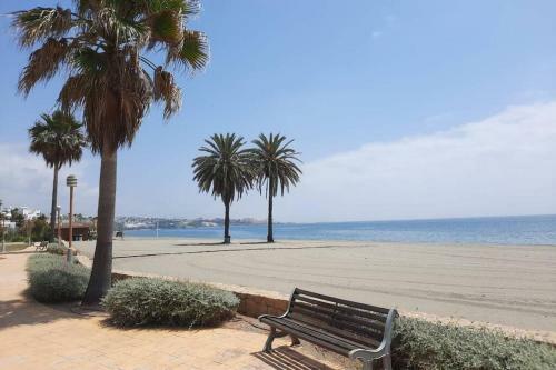 Palms Beach - Brand New Luxury Beachside Apartment