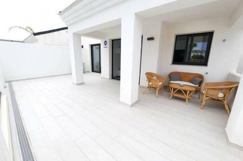 Palms Beach - Brand New Luxury Beachside Apartment