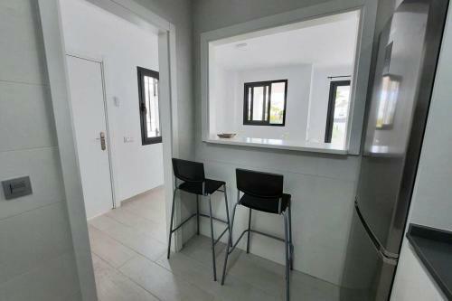 Palms Beach - Brand New Luxury Beachside Apartment