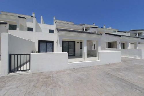 Palms Beach - Brand New Luxury Beachside Apartment